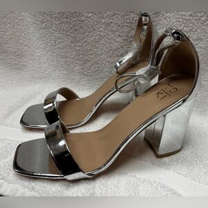 BRAND NEW Gorgeous Silver Heels🤍 Comfy, Cute, & Shiny!✨
